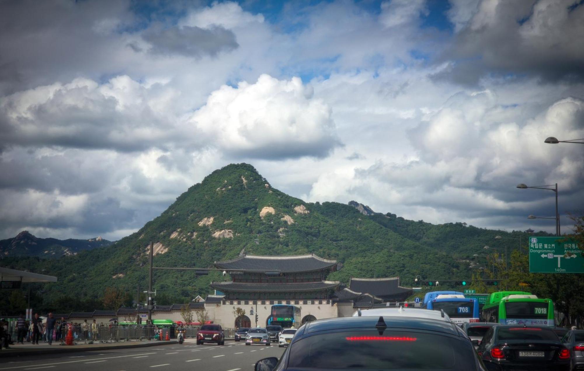 The Platinum Station - Free Parking, Transportation Hub, Station, Chungjeongro Station, Various Hot Places, High-rise View Apartment