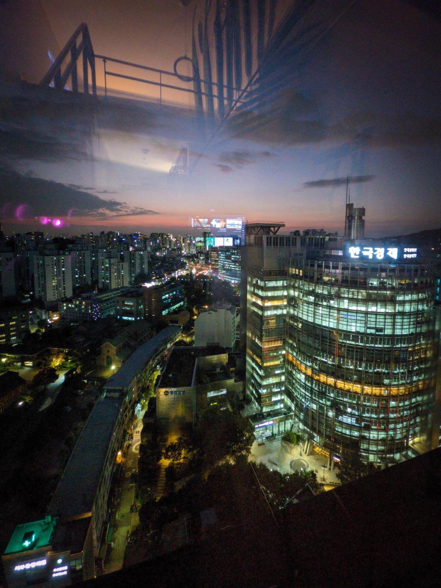 The Platinum Station - Free Parking, Transportation Hub, Station, Chungjeongro Station, Various Hot Places, High-rise View Apartment *